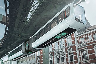 The suspension railway transforms into a travelling screwdriving tool. The suspension railway transforms into a travelling screwdriving tool.