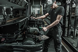 Zyklop Comfort with numerous accessories in its compact, durable textile box.